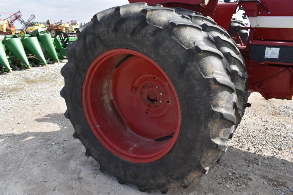 International 1066 2wd tractor