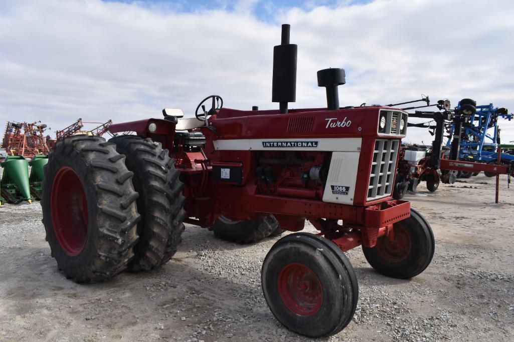 International 1066 2wd tractor