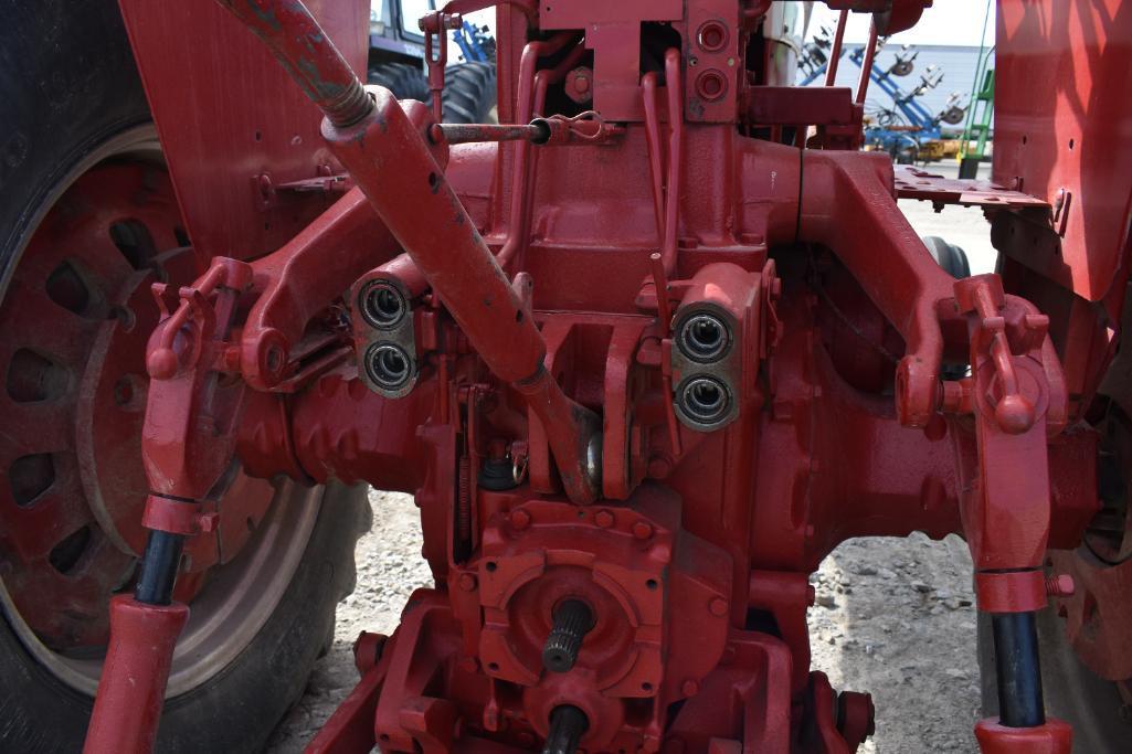 International 1066 2wd tractor