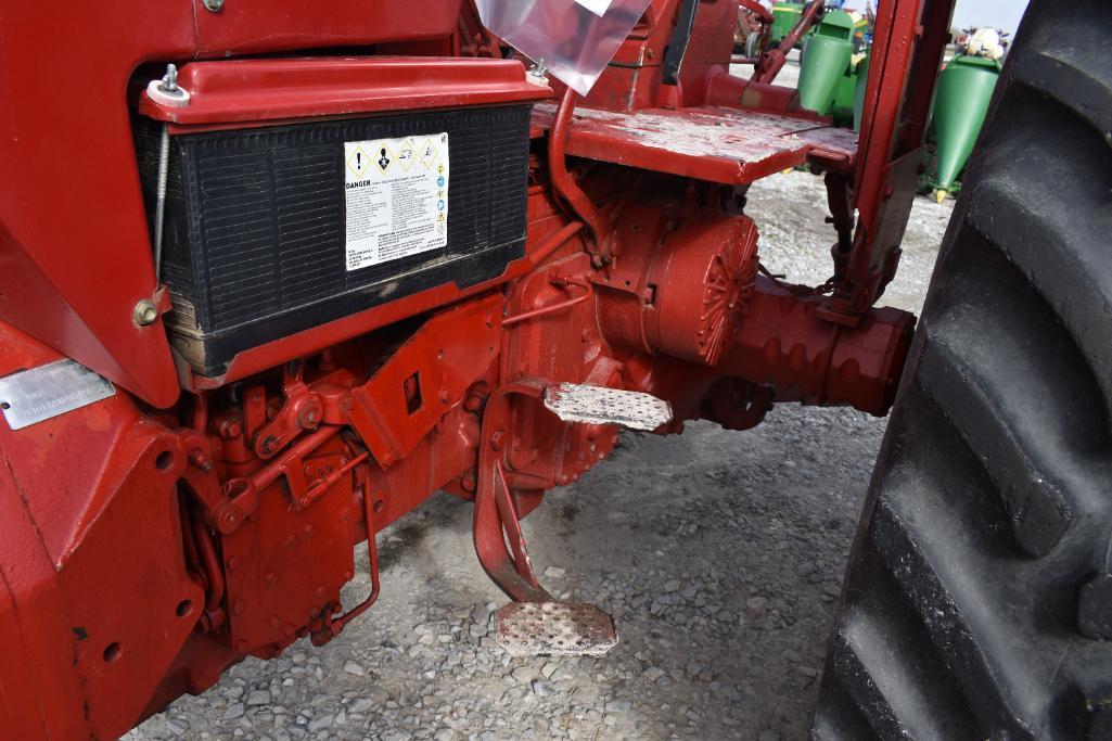 International 1066 2wd tractor