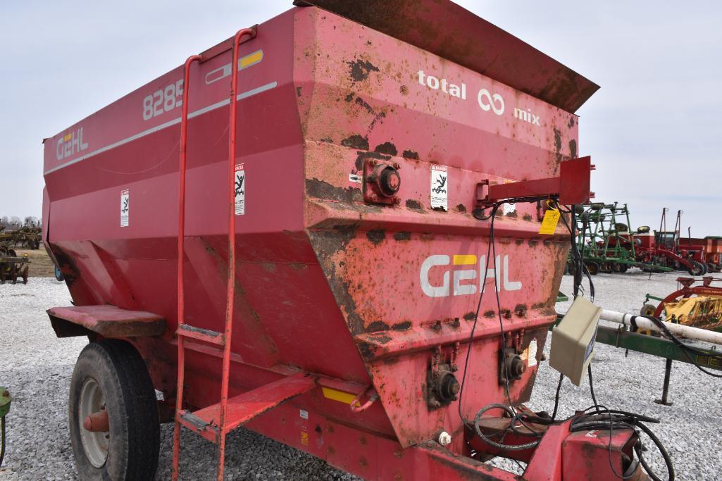 Gehl 8285 feed wagon