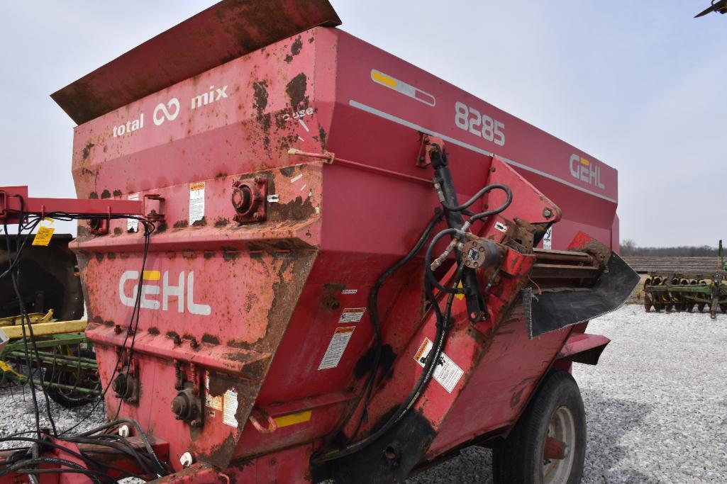 Gehl 8285 feed wagon