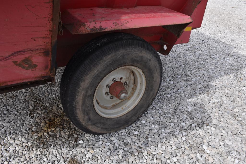 Gehl 8285 feed wagon