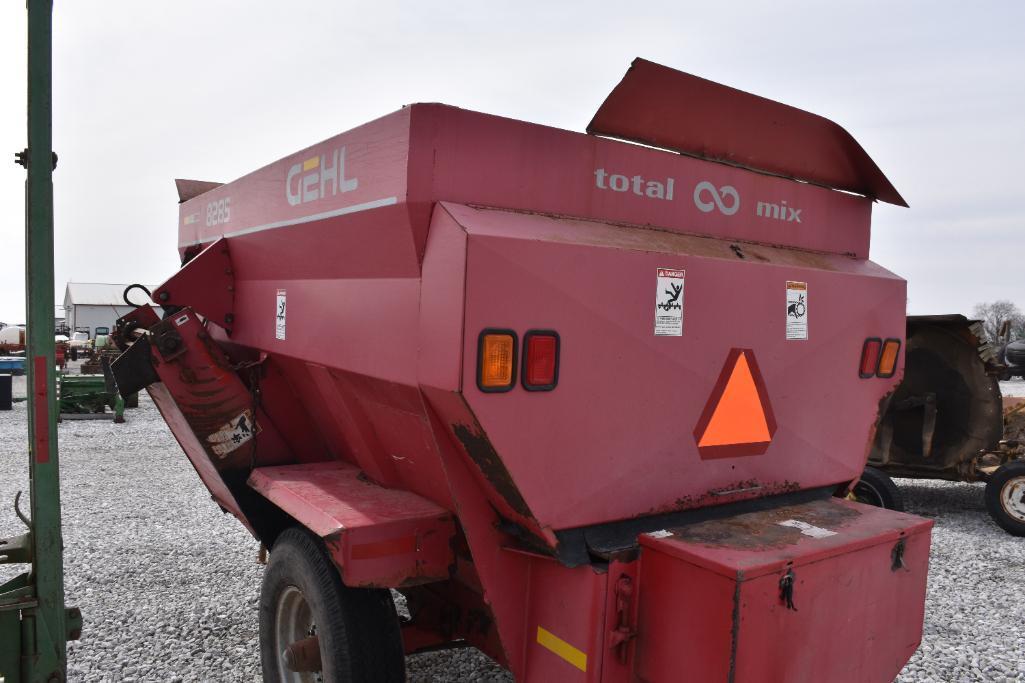 Gehl 8285 feed wagon