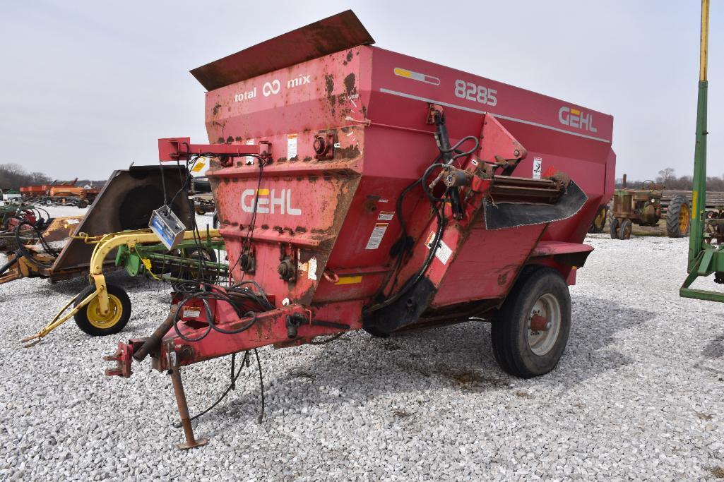 Gehl 8285 feed wagon