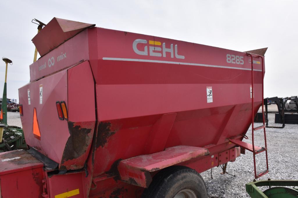 Gehl 8285 feed wagon
