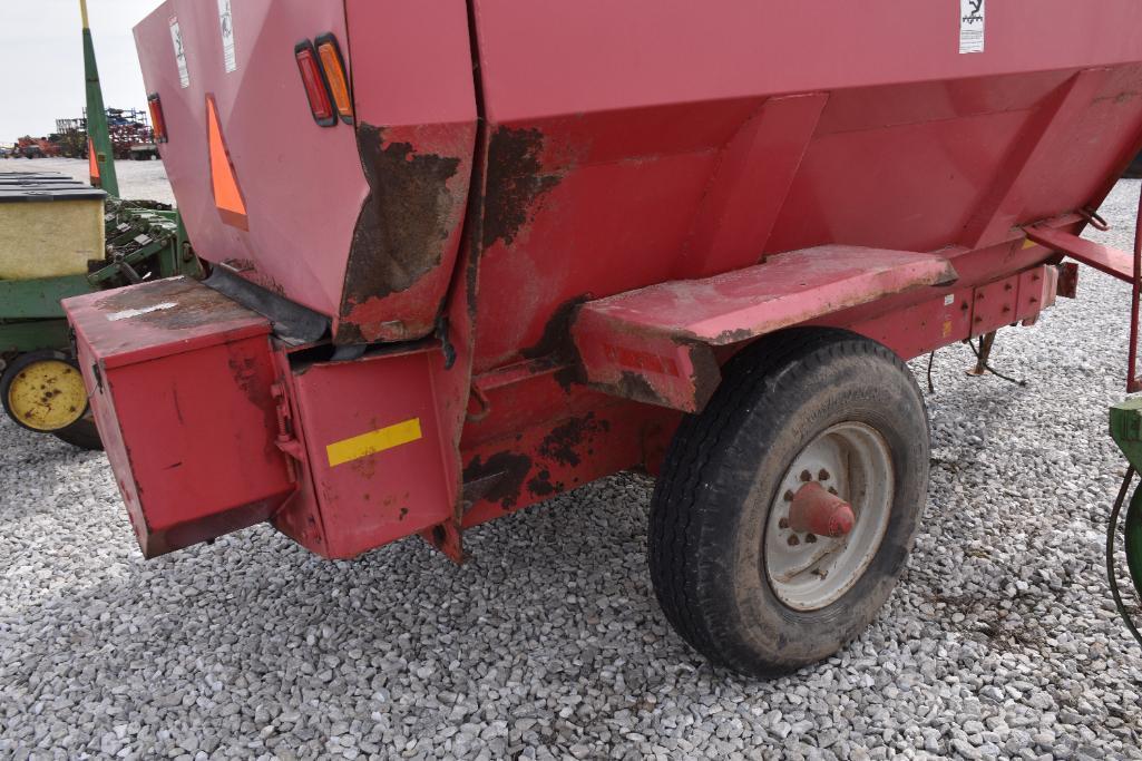 Gehl 8285 feed wagon