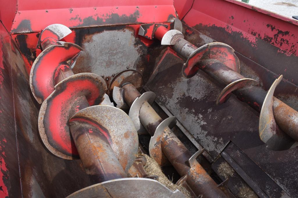 Gehl 8285 feed wagon