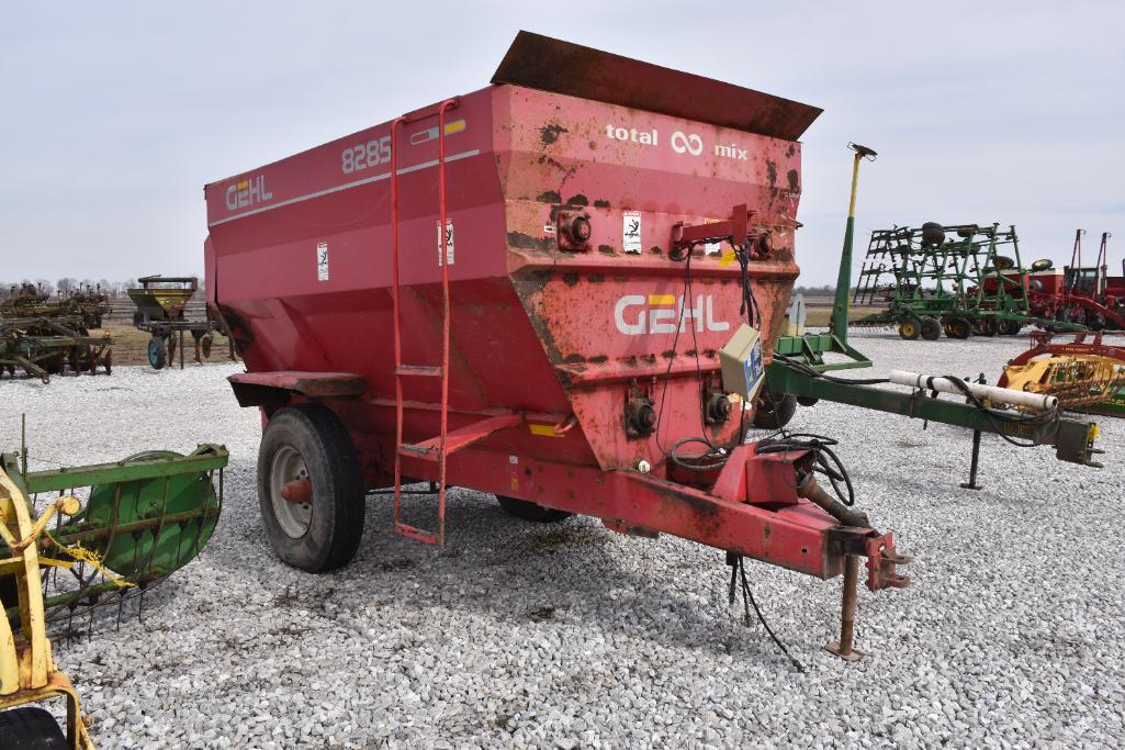 Gehl 8285 feed wagon