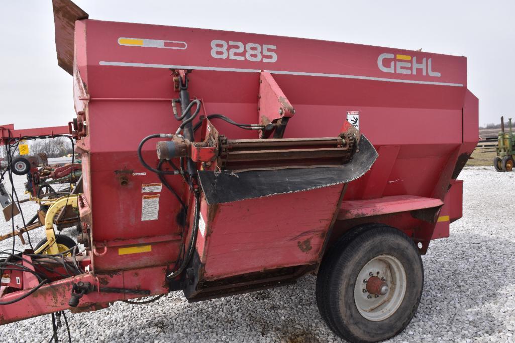 Gehl 8285 feed wagon