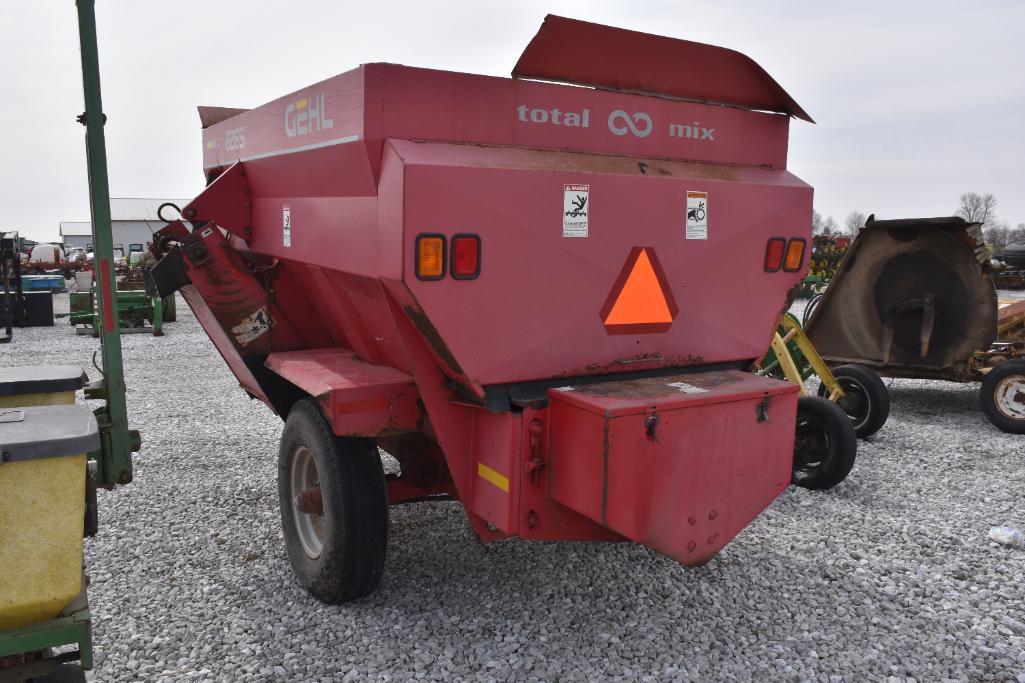 Gehl 8285 feed wagon