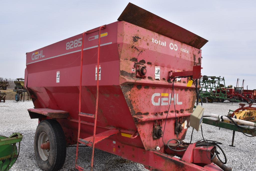 Gehl 8285 feed wagon