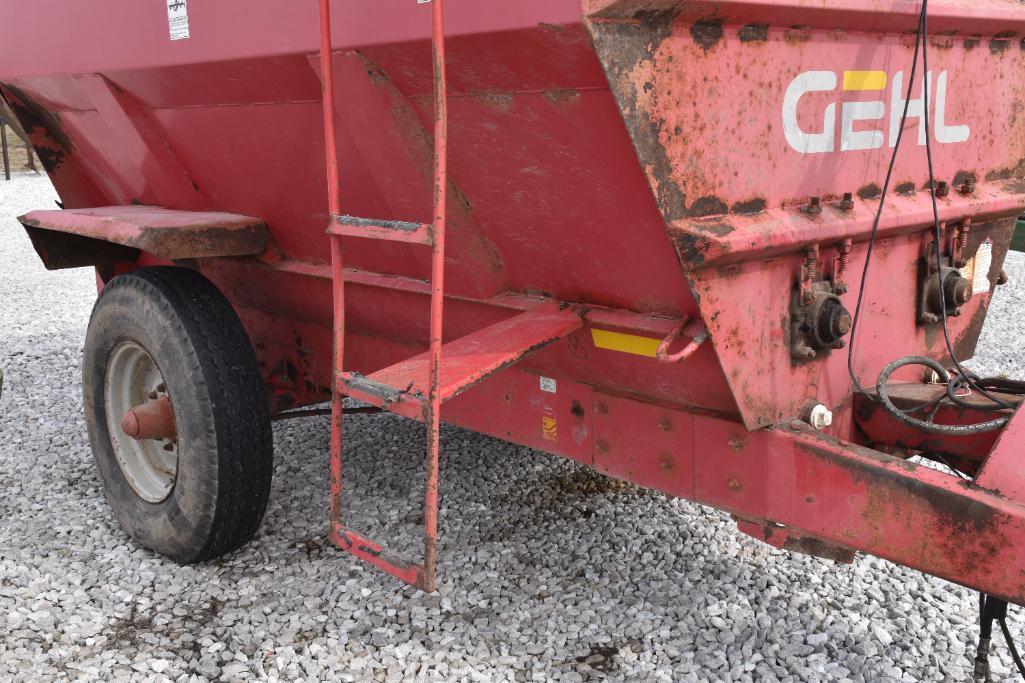 Gehl 8285 feed wagon