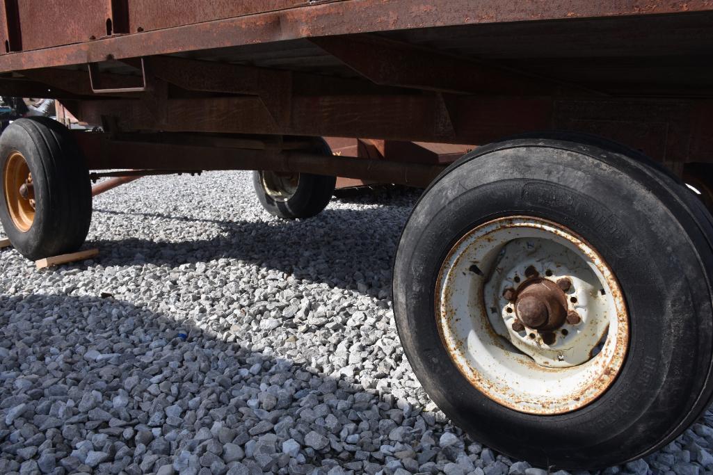 Barge wagon on running gear w/ hoist