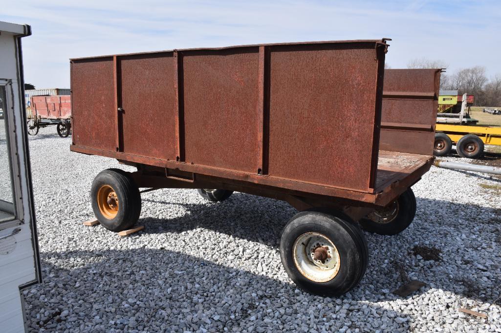 Barge wagon on running gear w/ hoist