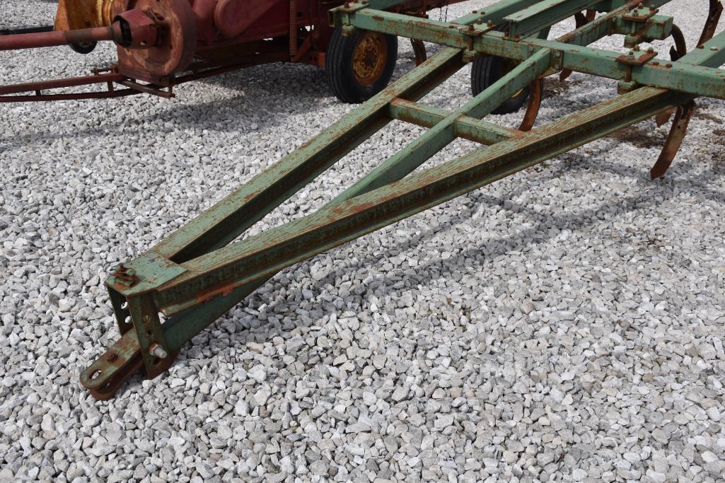 John Deere 1600 10-shank chisel