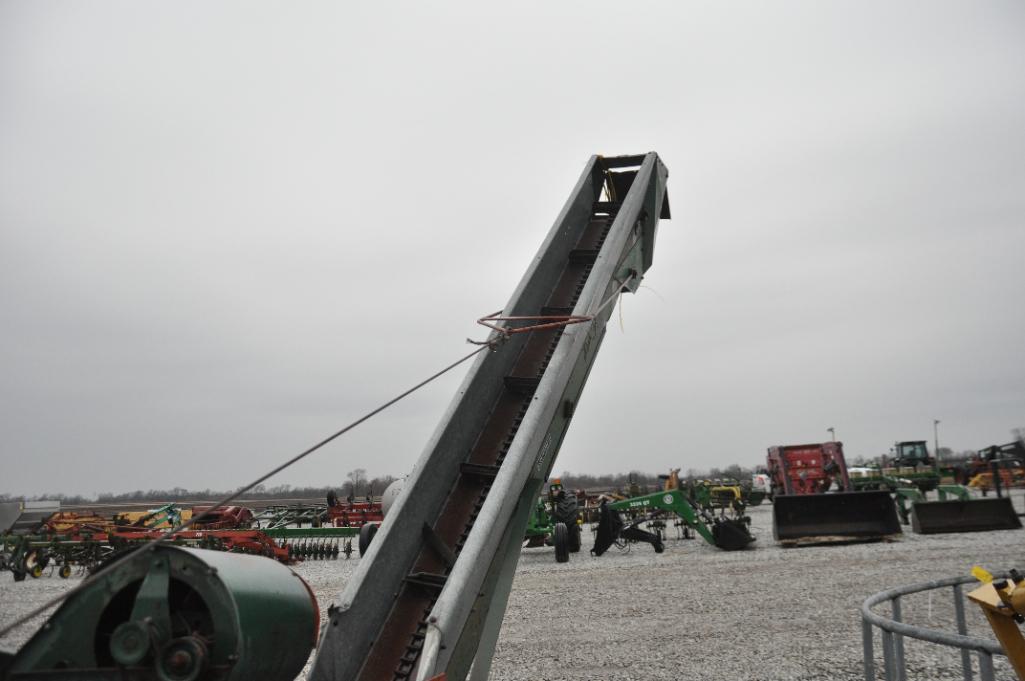 New Idea 324 2-row corn picker