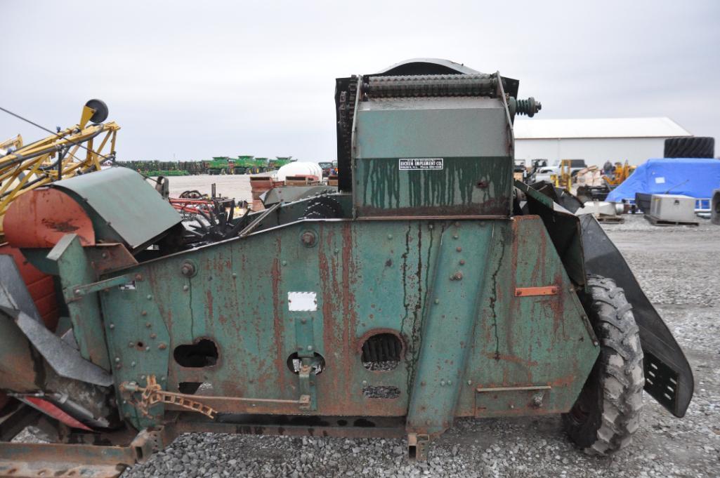 New Idea 324 2-row corn picker