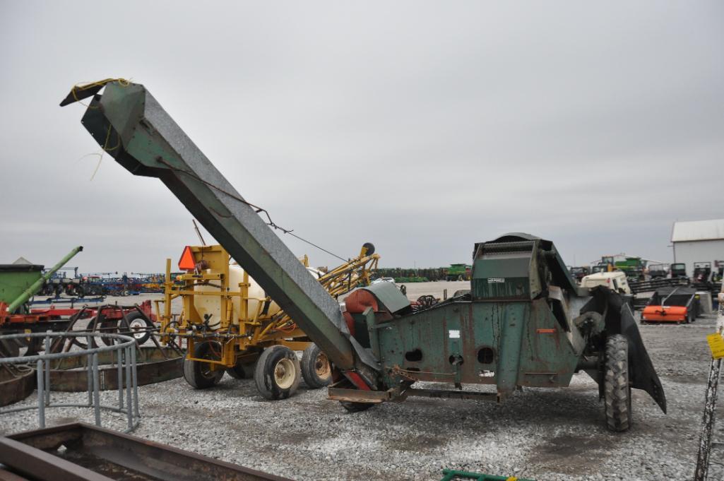 New Idea 324 2-row corn picker
