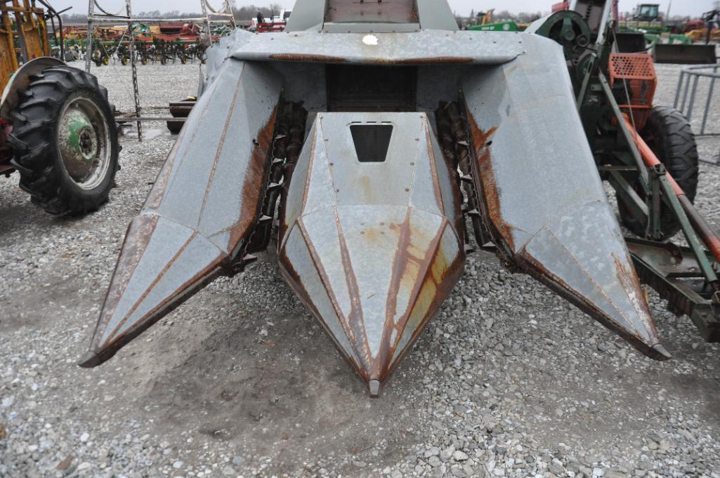 New Idea 324 2-row corn picker