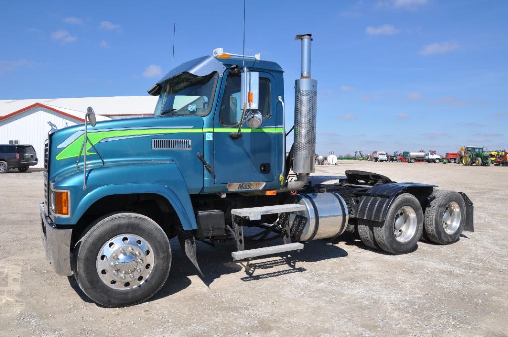 2007 Mack CHN613 day cab semi