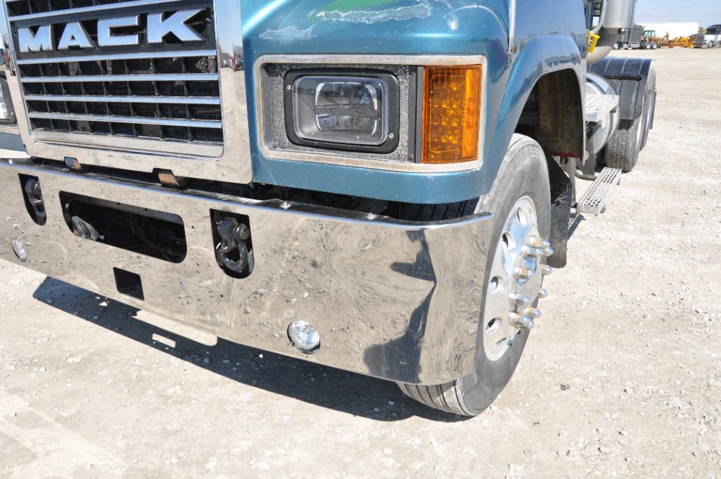 2007 Mack CHN613 day cab semi