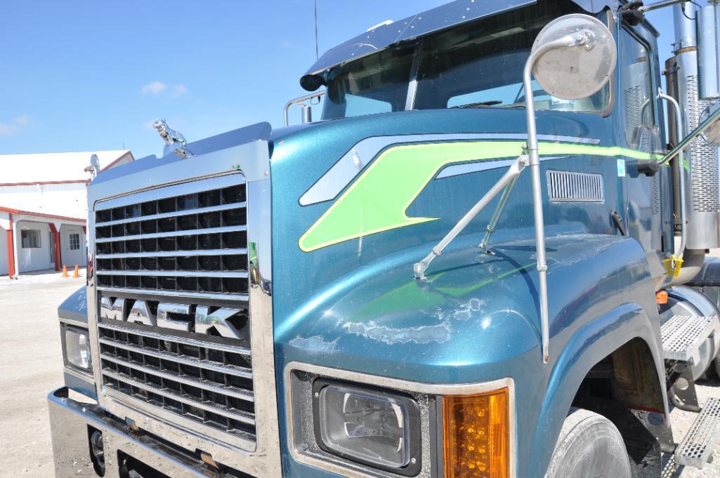 2007 Mack CHN613 day cab semi