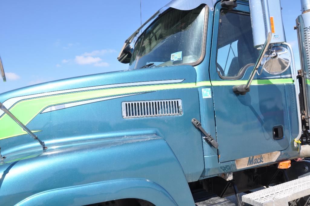 2007 Mack CHN613 day cab semi