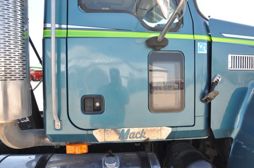 2007 Mack CHN613 day cab semi