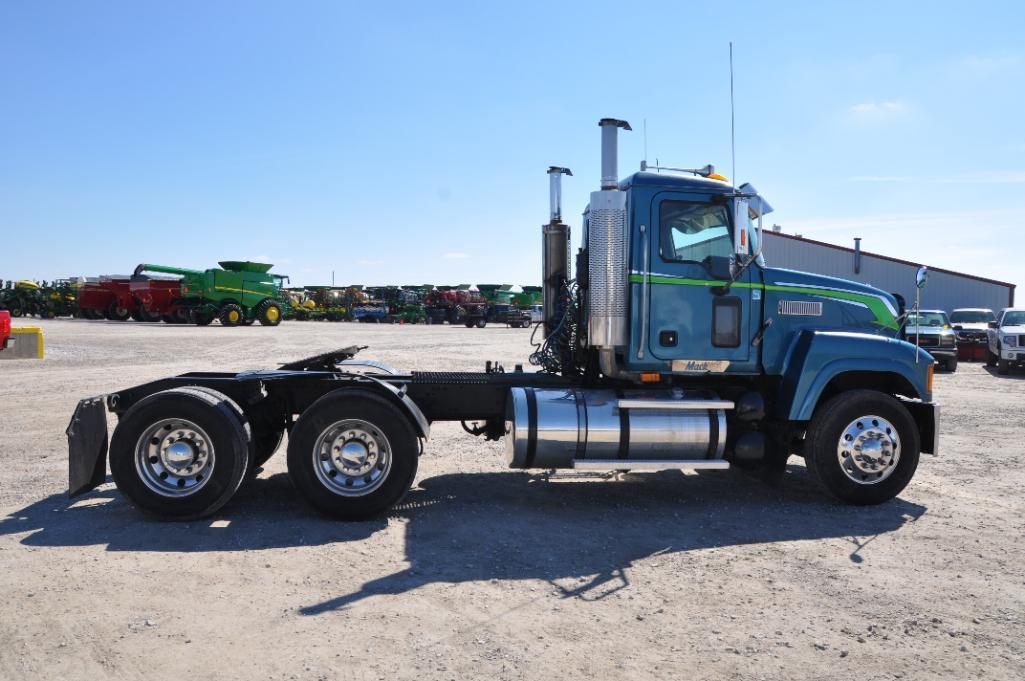 2007 Mack CHN613 day cab semi