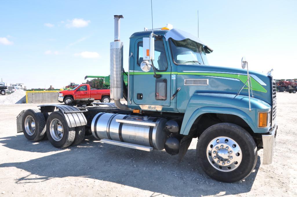 2007 Mack CHN613 day cab semi