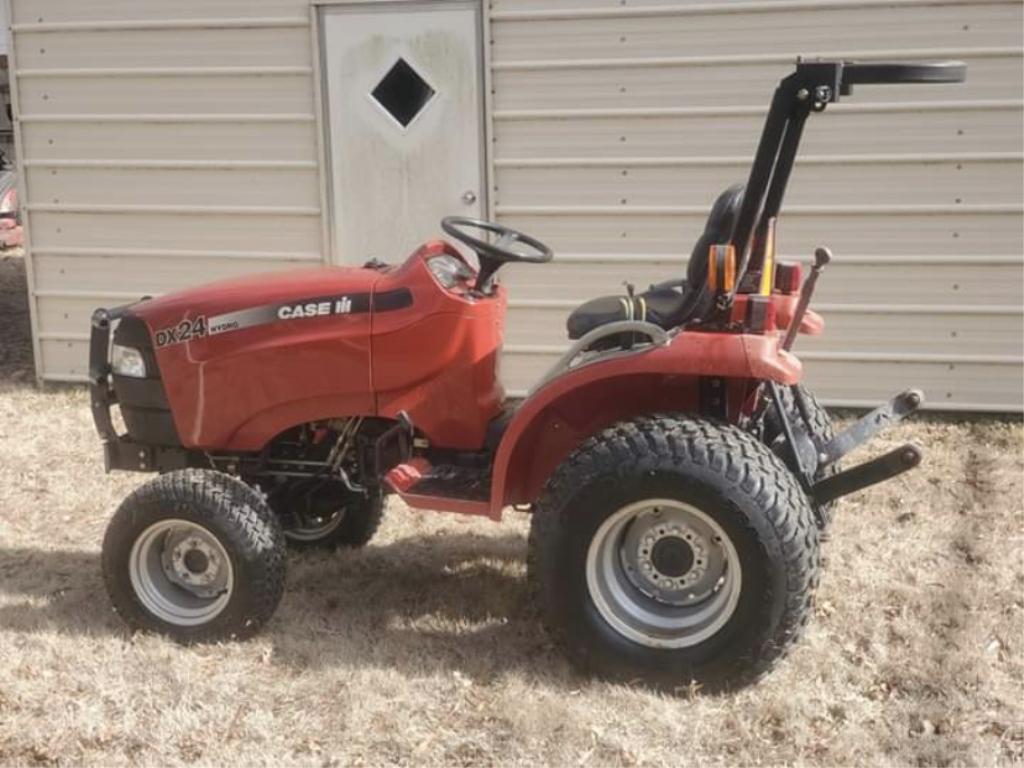 CASE iH DX 24 Hydro tractor w/ front wheel assist This tractor is very clean with low hours and good