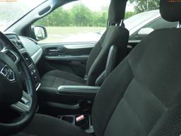 4-06152 (Cars-Van 4D)  Seller: Gov-Pinellas County Sheriffs Ofc 2015 DODG GRANDC
