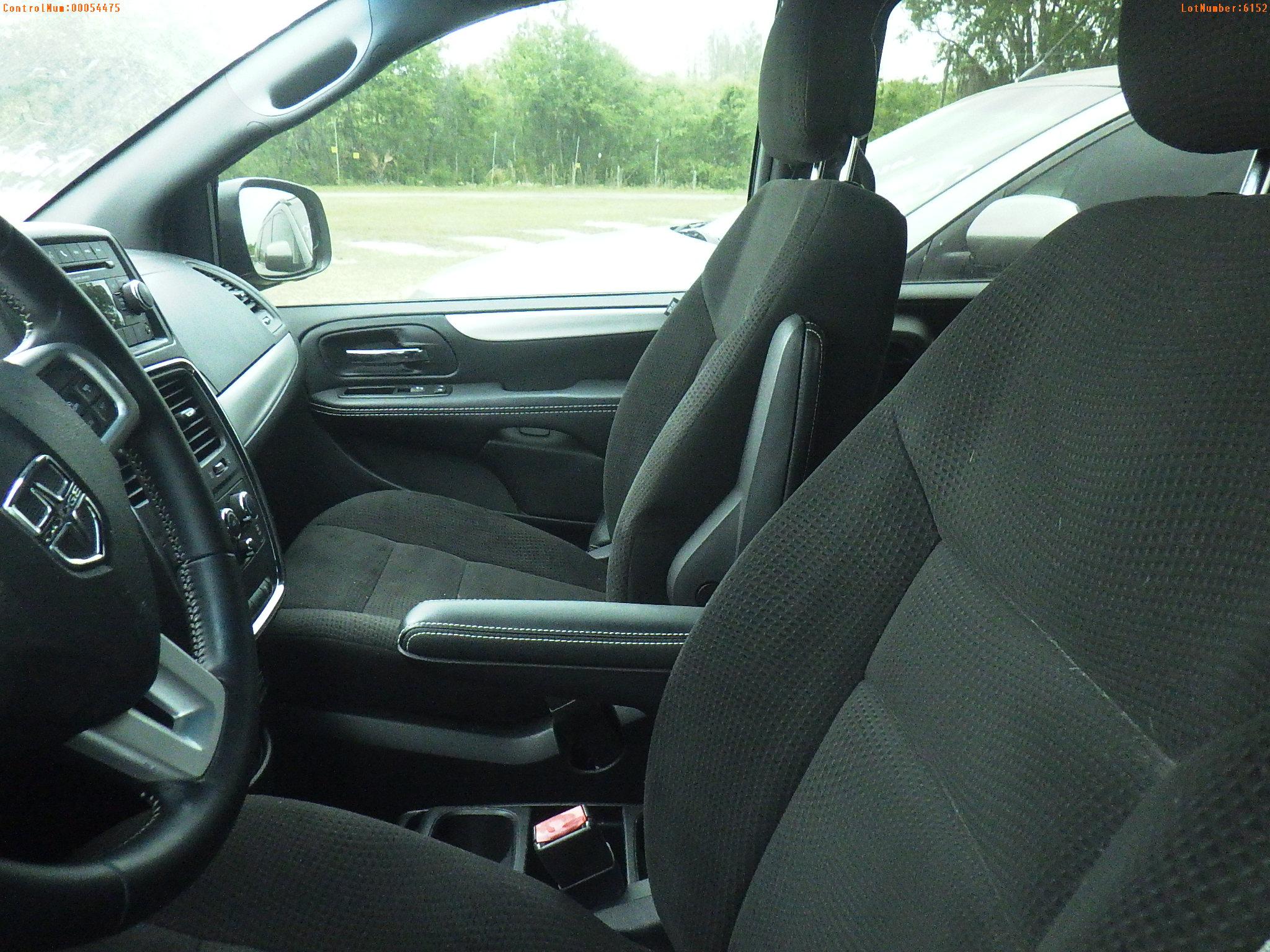 4-06152 (Cars-Van 4D)  Seller: Gov-Pinellas County Sheriffs Ofc 2015 DODG GRANDC