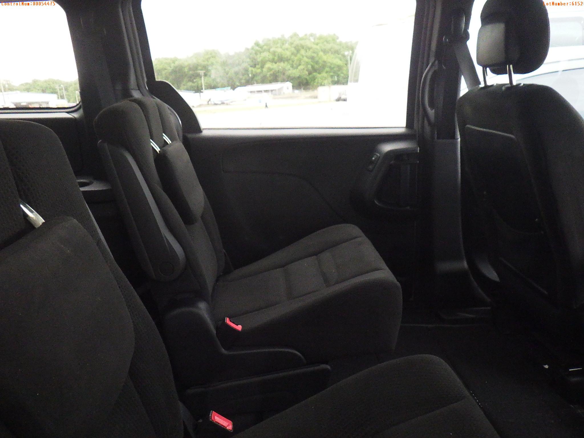 4-06152 (Cars-Van 4D)  Seller: Gov-Pinellas County Sheriffs Ofc 2015 DODG GRANDC