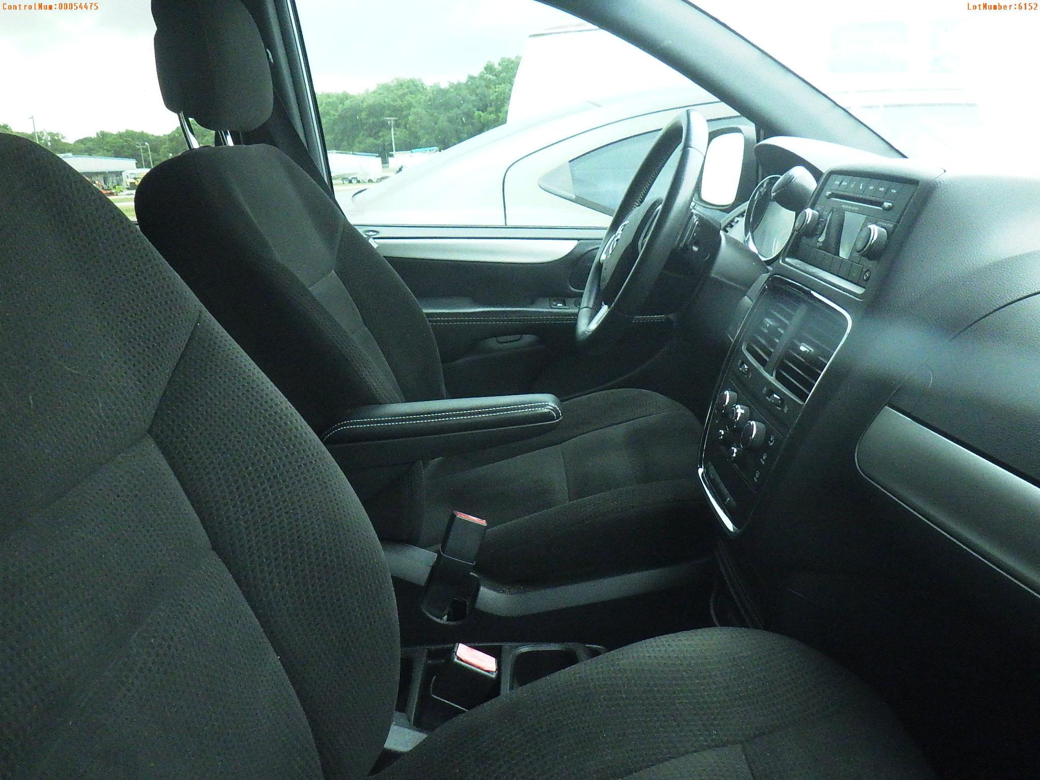 4-06152 (Cars-Van 4D)  Seller: Gov-Pinellas County Sheriffs Ofc 2015 DODG GRANDC
