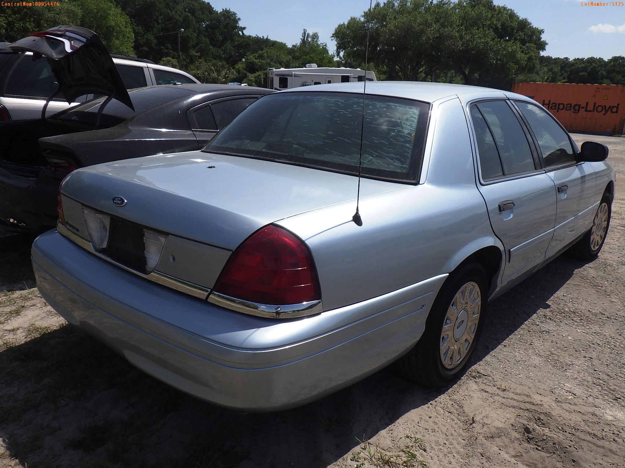 4-05125 (Cars-Sedan 4D)  Seller: Gov-Pinellas County Sheriffs Ofc 2005 FORD CROW