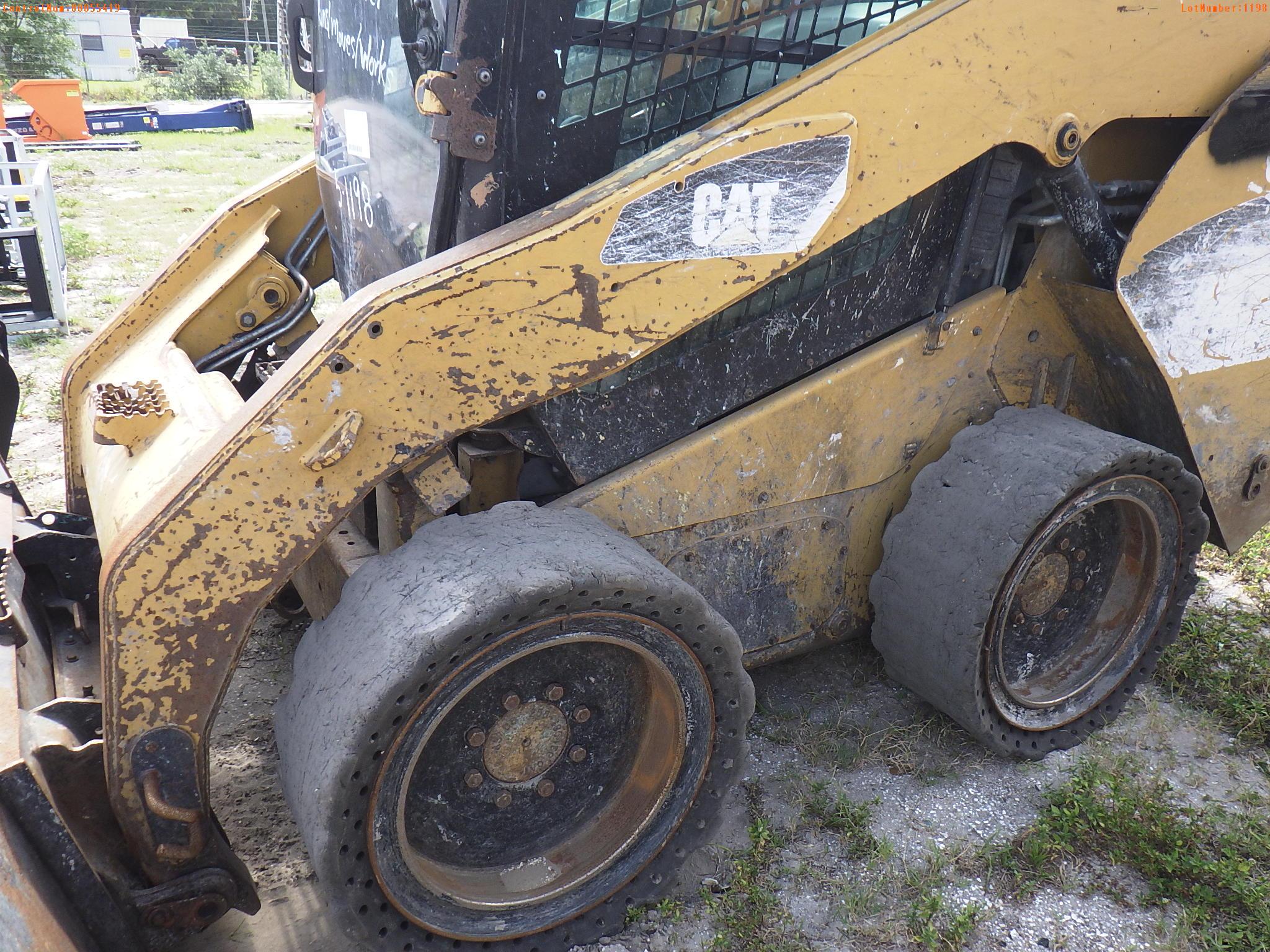 5-01198 (Equip.-Loader skid steer)  Seller: Gov-City Of Clearwater CAT 262 C2 SO