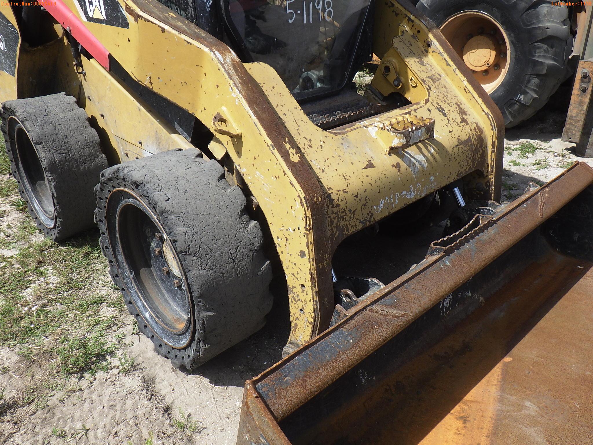 5-01198 (Equip.-Loader skid steer)  Seller: Gov-City Of Clearwater CAT 262 C2 SO