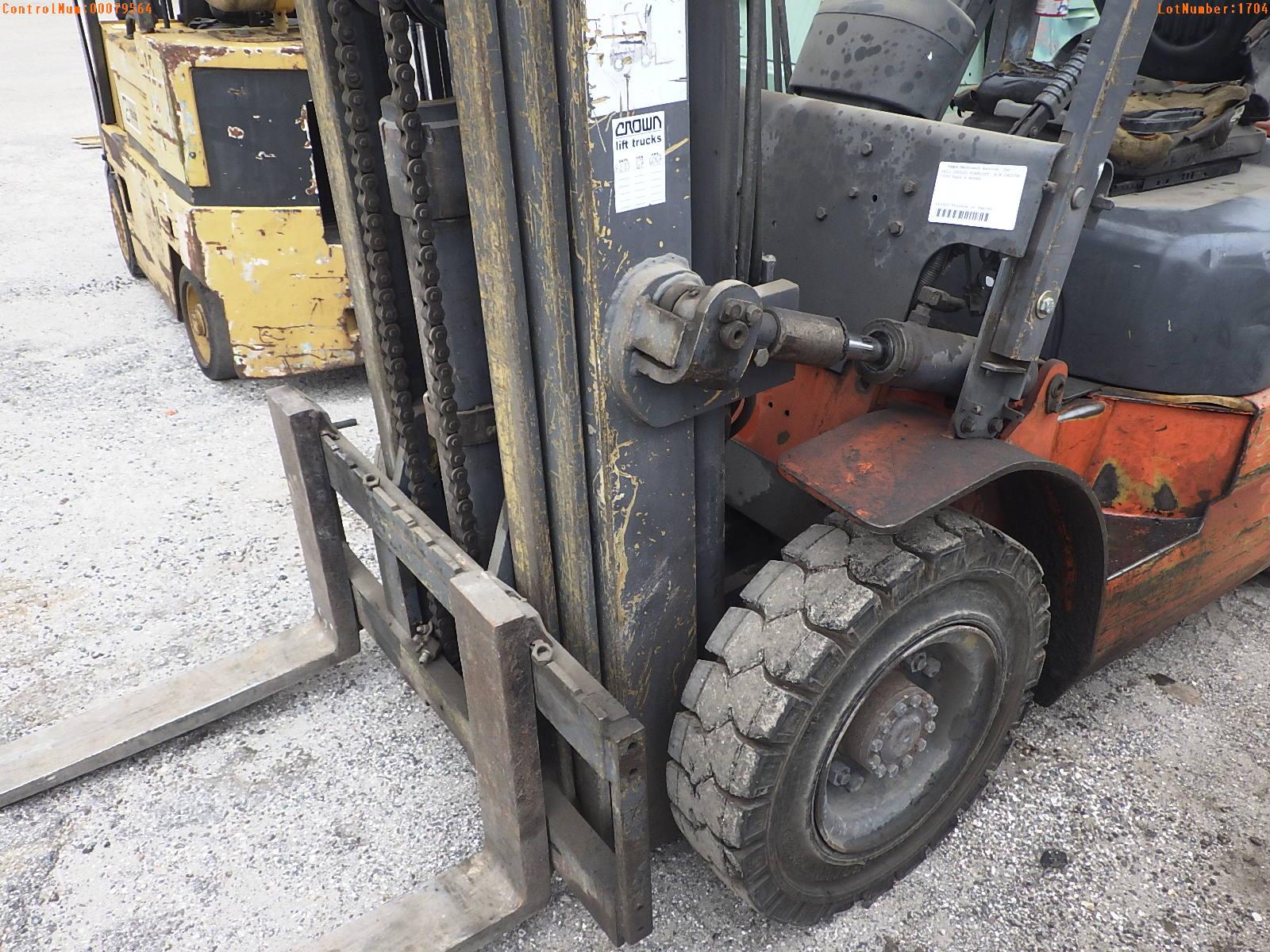 4-01704 (Equip.-Fork lift)  Seller:Private/Dealer HELI CPCD25 4100LB FORKLIFT