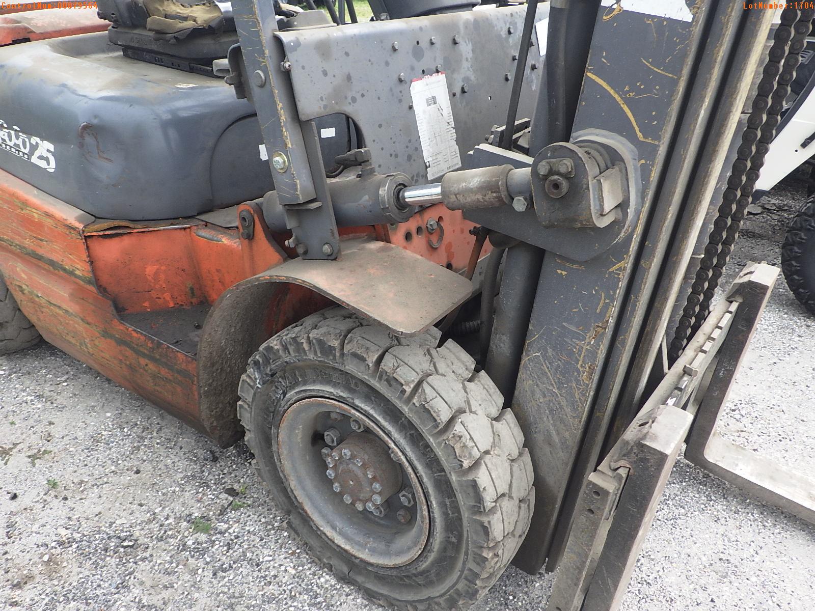 4-01704 (Equip.-Fork lift)  Seller:Private/Dealer HELI CPCD25 4100LB FORKLIFT