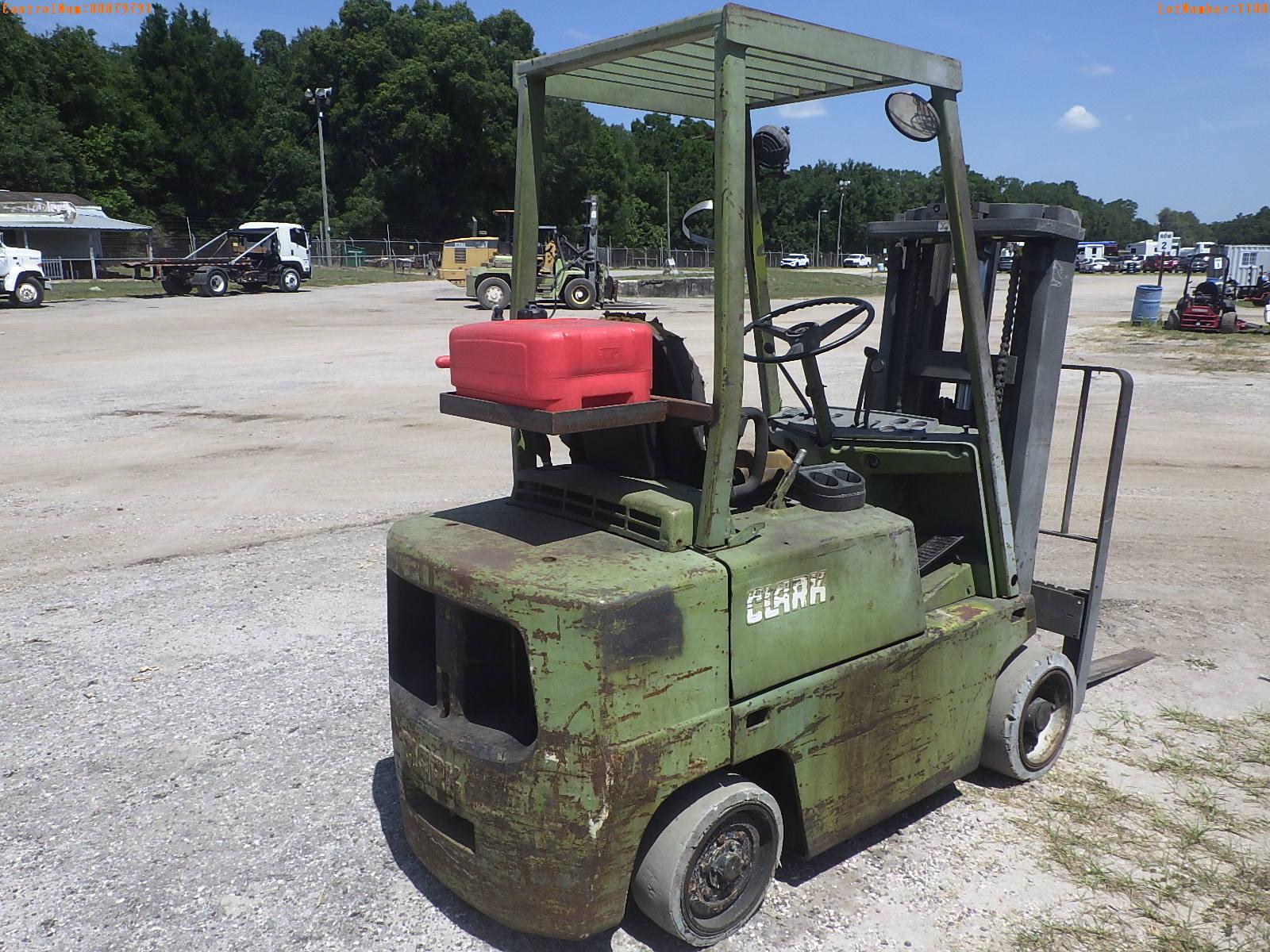 5-01108 (Equip.-Fork lift)  Seller:Private/Dealer CLARK CUSHION TIRE FORK LIFT