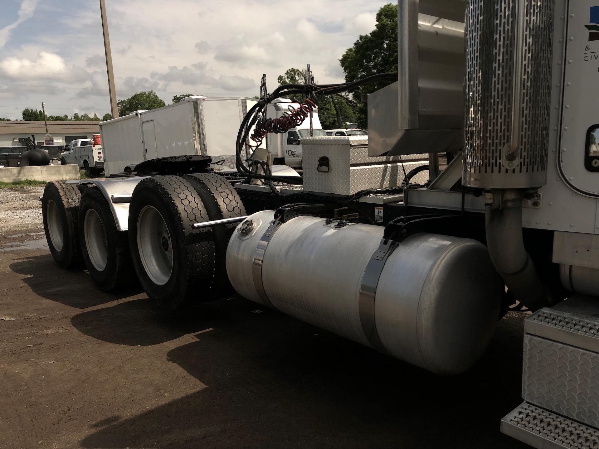 2005 Peterbilt 379 Tri Axle Truck Tractor (wetkit)