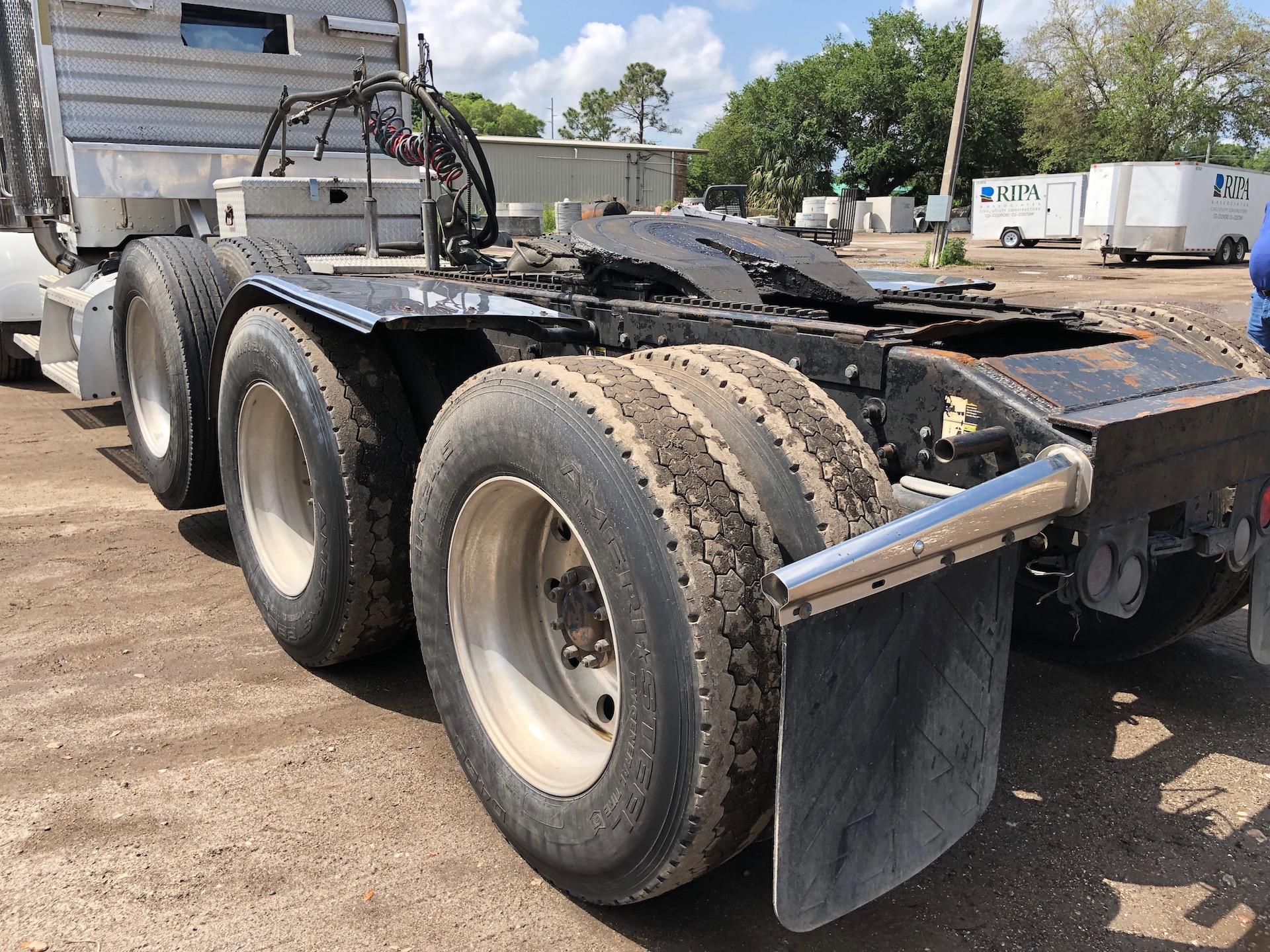 2005 Peterbilt 379 Tri Axle Truck Tractor (wetkit)