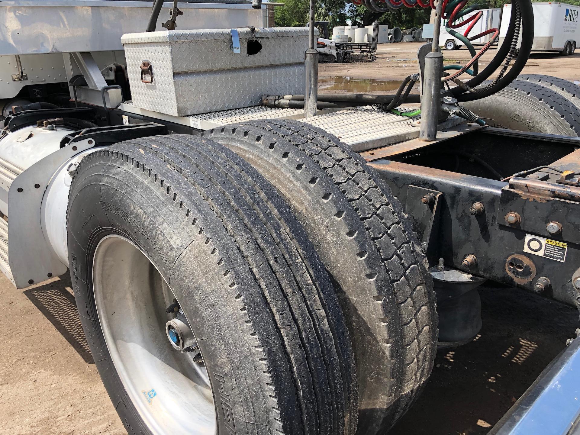 2005 Peterbilt 379 Tri Axle Truck Tractor (wetkit)