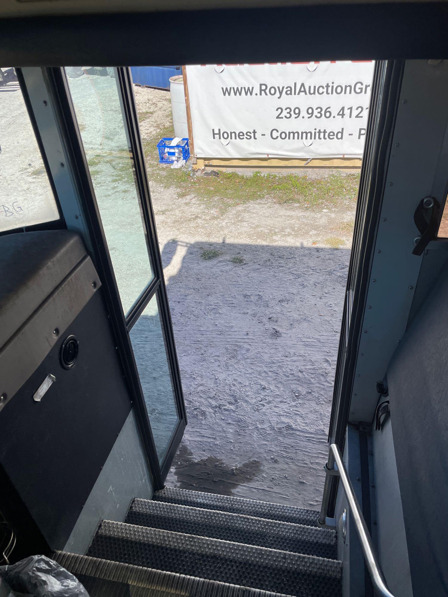 2003 IC Corporation 3000IC 71 Passenger Bus