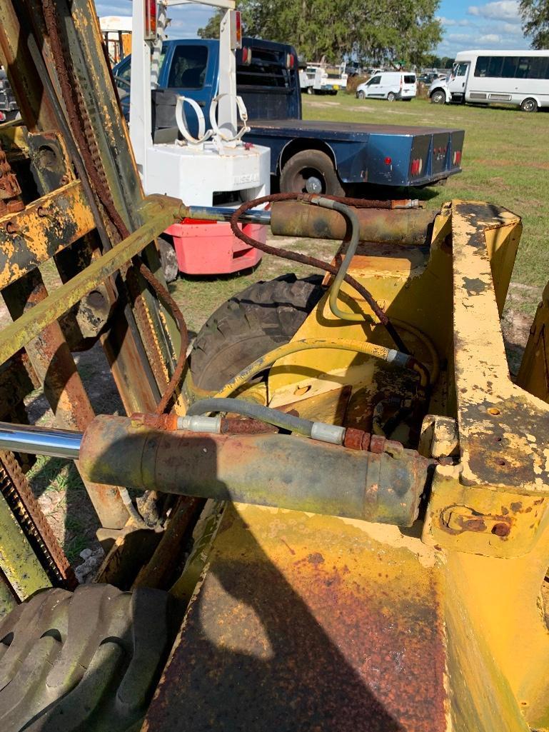 Hyster RT 820 A Rough-Terrain Forklift