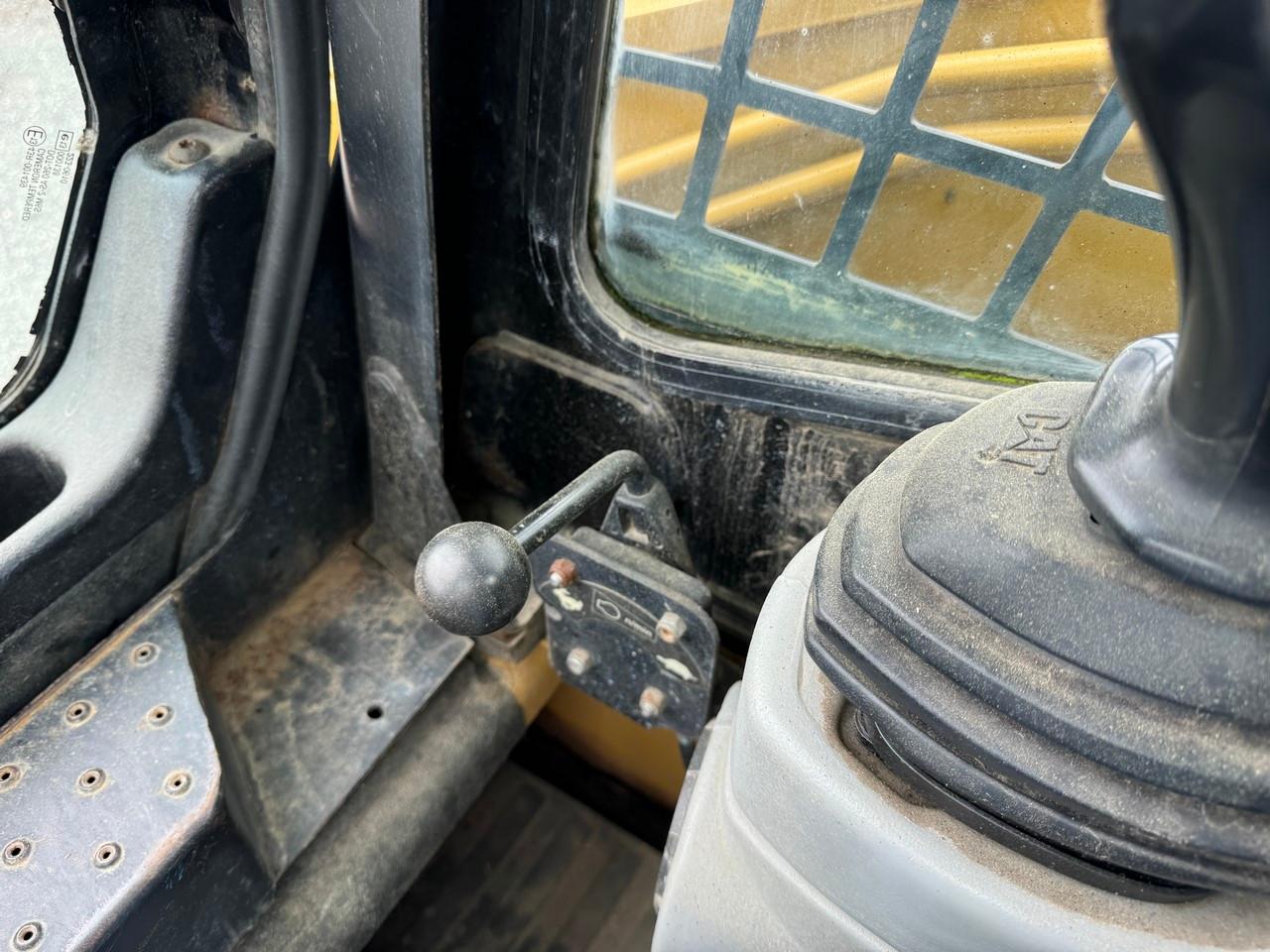 Caterpillar 262 Skid Steer EROPS