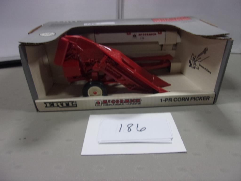 TOY FARM  1-PR CORN PICKER ERTL 1/16 MCCORMICK