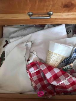 Linens/aprons/towels/tablecloths